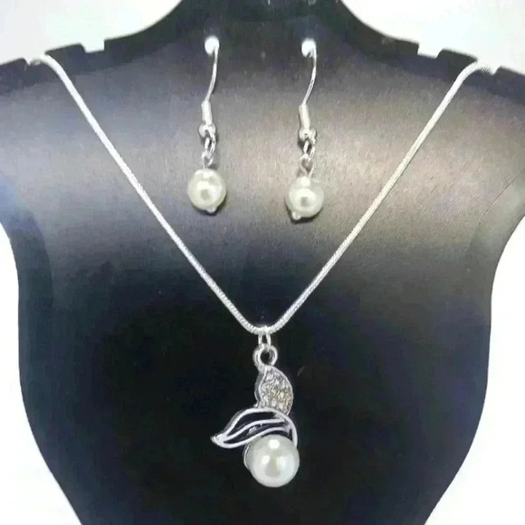 Mermaid Tail Faux Pearl Necklace and Earrings Set - Picture 1 of 4